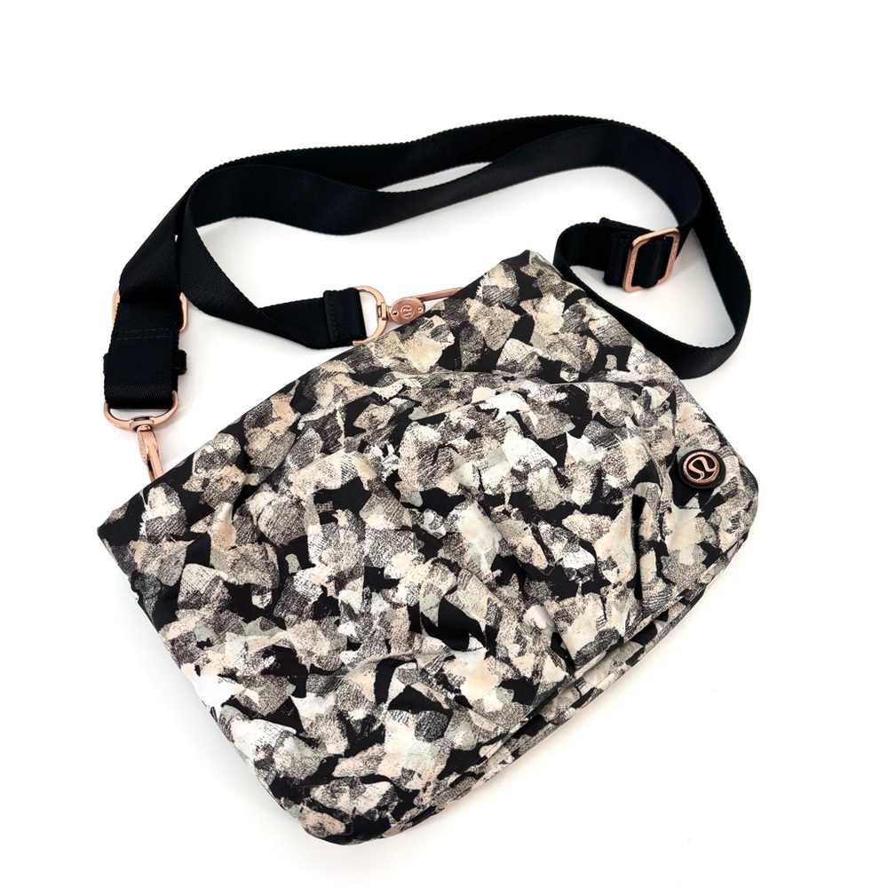 Lululemon Hip To Be Free‎ Bag Mystic Jungle Butter Pink Black